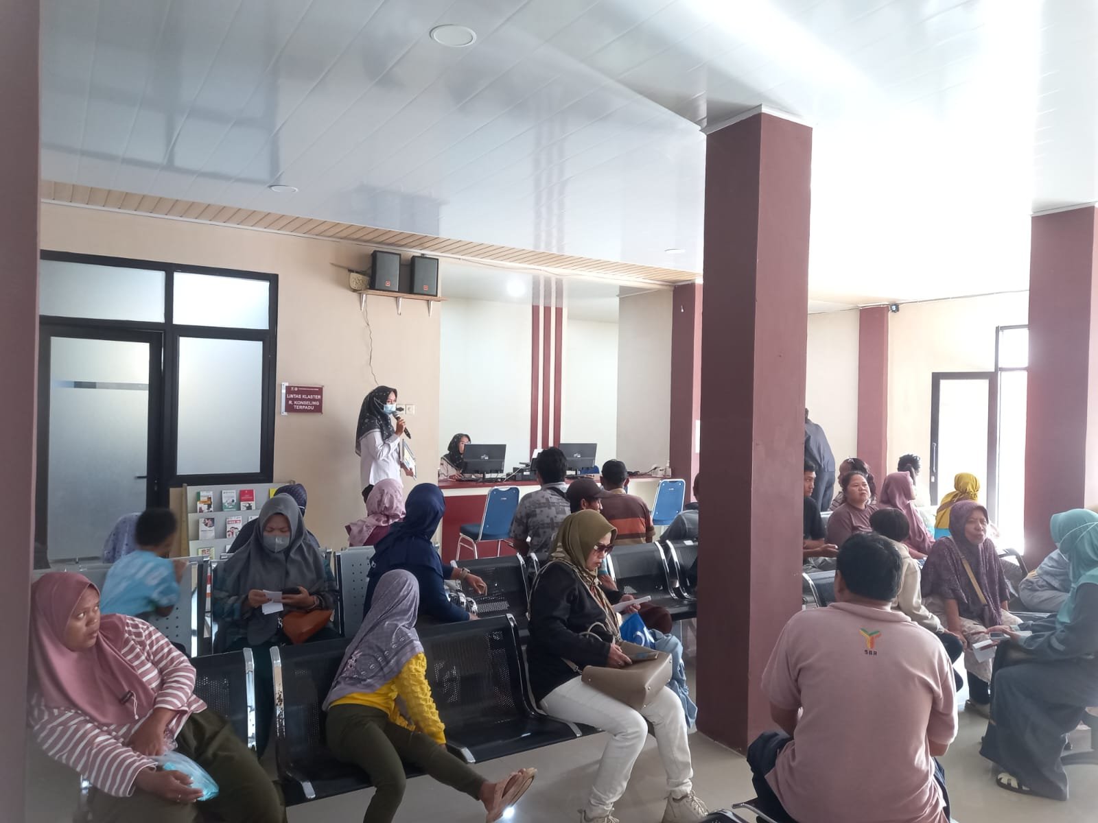 PADATNYA PASIEN YANG INGIN BEROBAT DI PUSKESMAS KALIJAGA PERMAI PADA HARI PERTAMA BUKA SETELAH TUTUP LIBUR LEBARAN